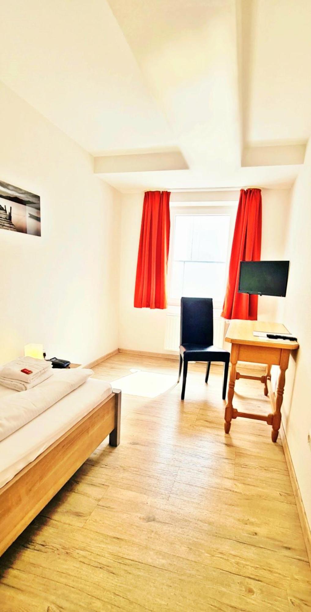 Hotel Krone โคนิกส์บรุนน์ ภายนอก รูปภาพ